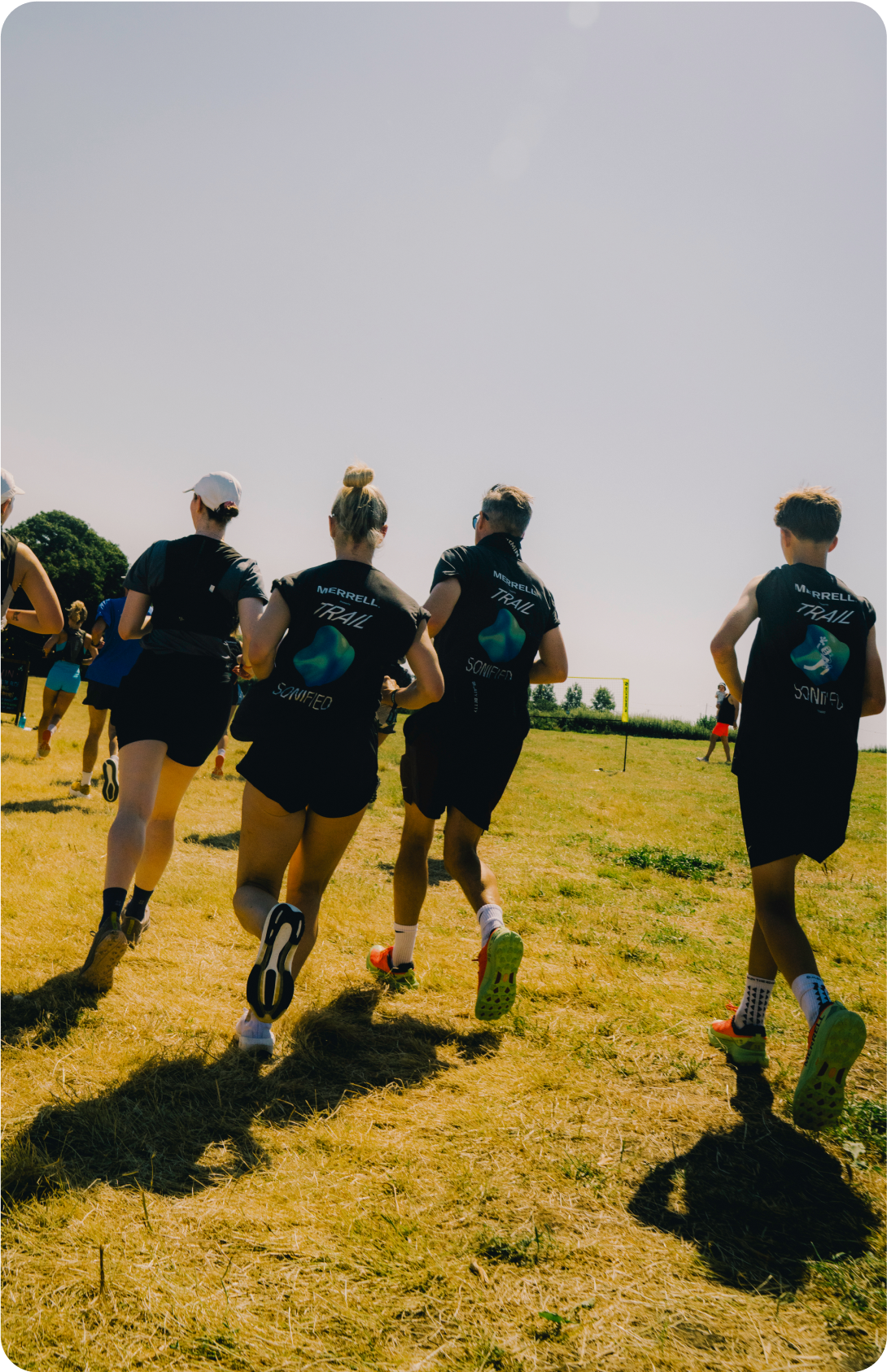 Team van hardlopers rent samen